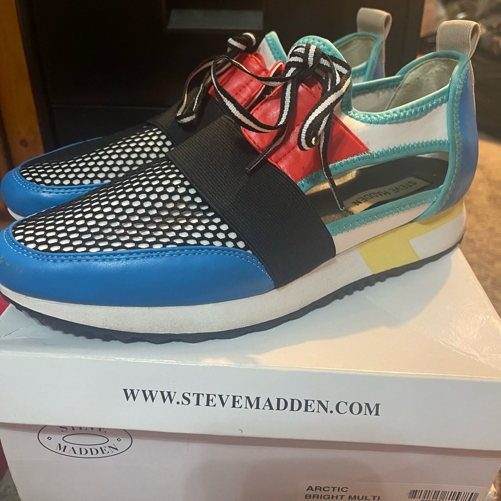 Woman’s used in great condition Steve Madden sneakers
